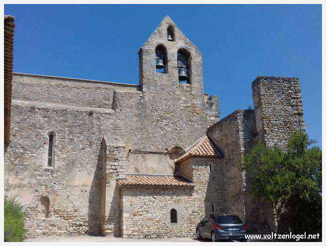 Balade pittoresque à Rasteau : vignobles en terrasse et villages médiévaux préservés.
