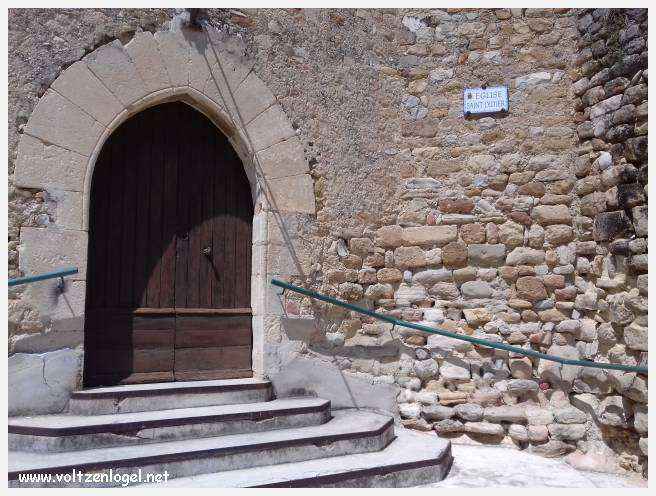 Balade pittoresque à Rasteau : vignobles en terrasse et villages médiévaux préservés.