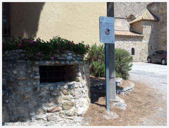 Balade pittoresque à Rasteau : vignobles en terrasse et villages médiévaux préservés.