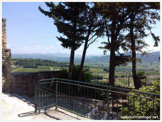 Balade pittoresque à Rasteau : vignobles en terrasse et villages médiévaux préservés.