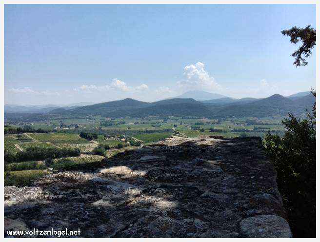 Balade pittoresque à Rasteau : vignobles en terrasse et villages médiévaux préservés.