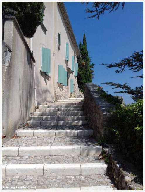 Balade pittoresque à Rasteau : vignobles en terrasse et villages médiévaux préservés.