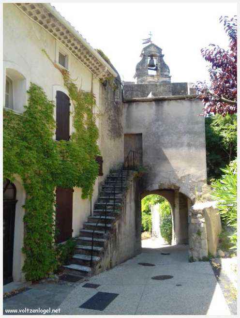 Balade pittoresque à Rasteau : vignobles en terrasse et villages médiévaux préservés.