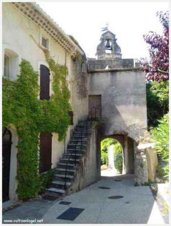 Rasteau cité médiévale au pied du Mont Ventoux. Le village de vignerons du Haut Vaucluse