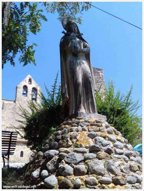 Balade pittoresque à Rasteau : vignobles en terrasse et villages médiévaux préservés.