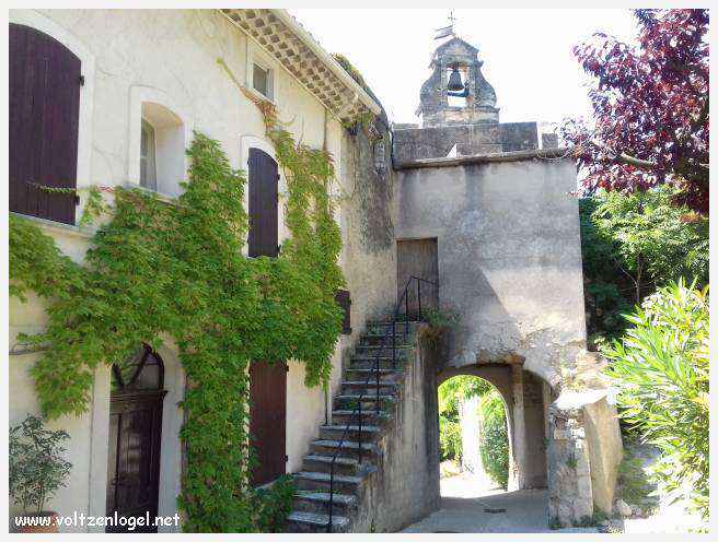 Balade pittoresque à Rasteau : vignobles en terrasse et villages médiévaux préservés.