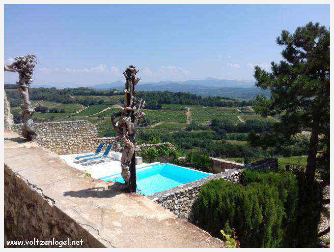 Balade pittoresque à Rasteau : vignobles en terrasse et villages médiévaux préservés.