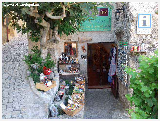 Vue panoramique sur Séguret, village provençal fortifié au charme intemporel.