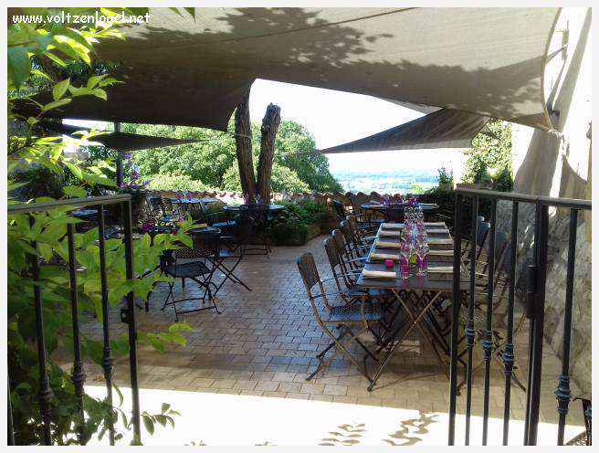 Vue panoramique sur Séguret, village provençal fortifié au charme intemporel.