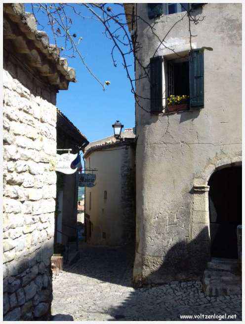 Vue panoramique sur Séguret, village provençal fortifié au charme intemporel.