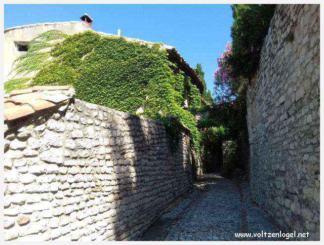 Vue panoramique sur Séguret, village provençal fortifié au charme intemporel.