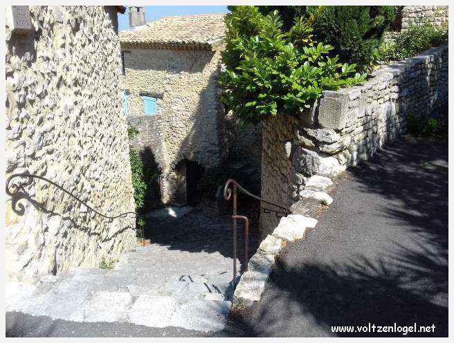 Vue panoramique sur Séguret, village provençal fortifié au charme intemporel.