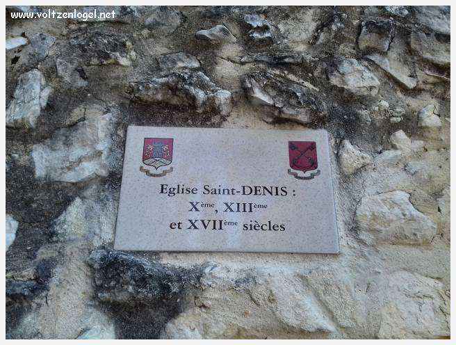 Vue panoramique sur Séguret, village provençal fortifié au charme intemporel.