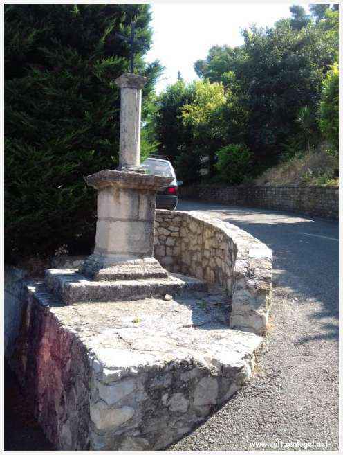Vue panoramique sur Séguret, village provençal fortifié au charme intemporel.