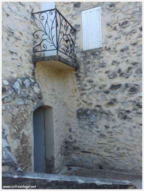 Vue panoramique sur Séguret, village provençal fortifié au charme intemporel.