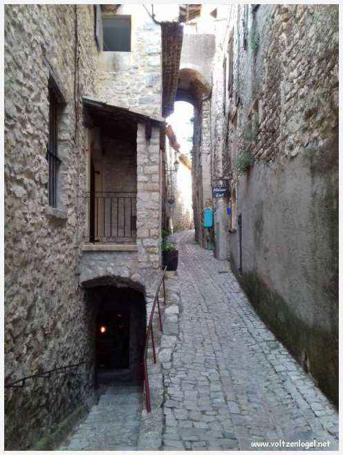 Vue panoramique sur Séguret, village provençal fortifié au charme intemporel.