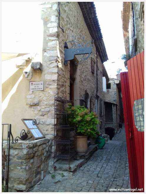 Vue panoramique sur Séguret, village provençal fortifié au charme intemporel.