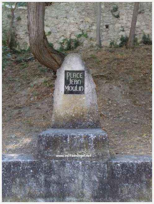 Vue panoramique sur Séguret, village provençal fortifié au charme intemporel.