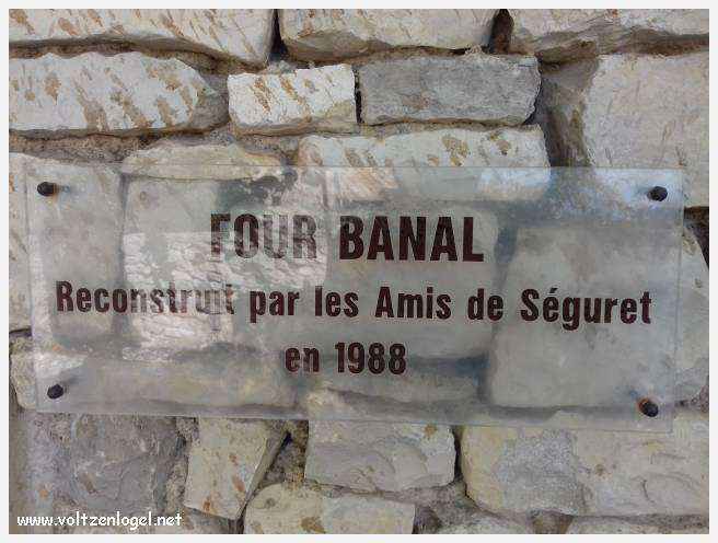 Vue panoramique sur Séguret, village provençal fortifié au charme intemporel.