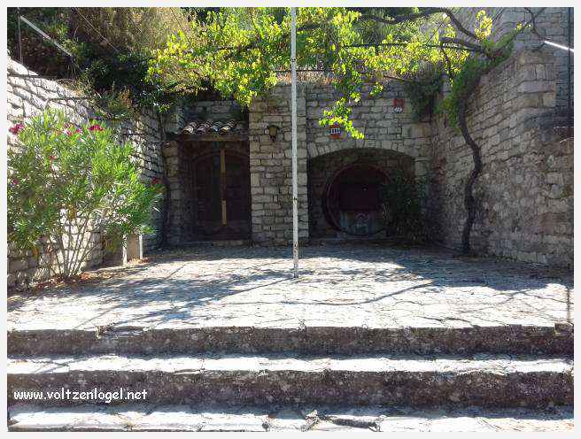 Vue panoramique sur Séguret, village provençal fortifié au charme intemporel.