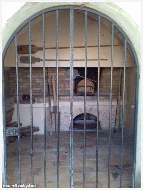 Vue panoramique sur Séguret, village provençal fortifié au charme intemporel.