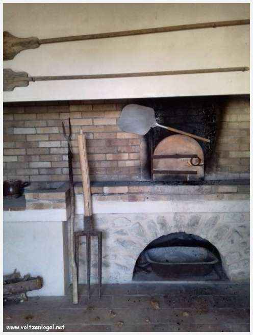 Vue panoramique sur Séguret, village provençal fortifié au charme intemporel.