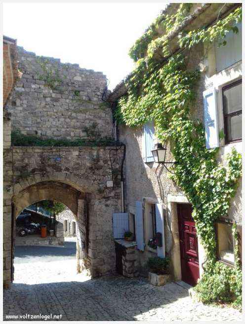 Vue panoramique sur Séguret, village provençal fortifié au charme intemporel.