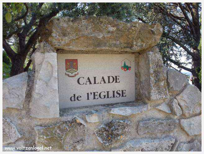 Vue panoramique sur Séguret, village provençal fortifié au charme intemporel.