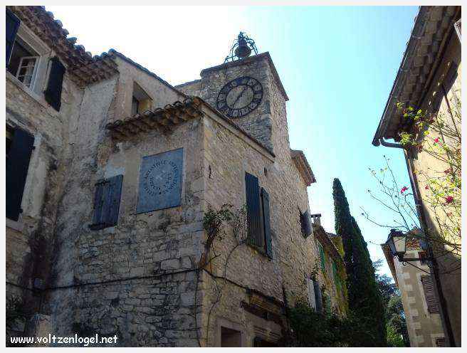 Vue panoramique sur Séguret, village provençal fortifié au charme intemporel.