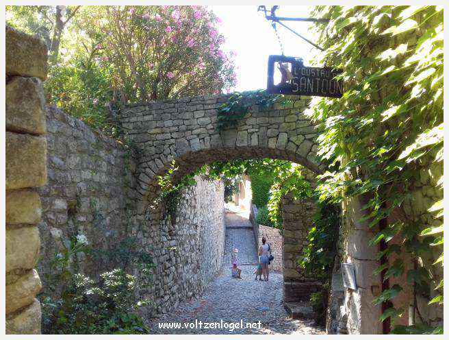 Vue panoramique sur Séguret, village provençal fortifié au charme intemporel.