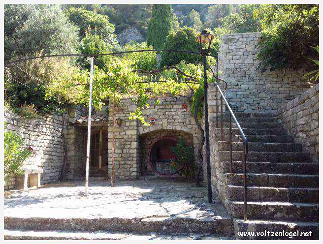 Vue panoramique sur Séguret, village provençal fortifié au charme intemporel.