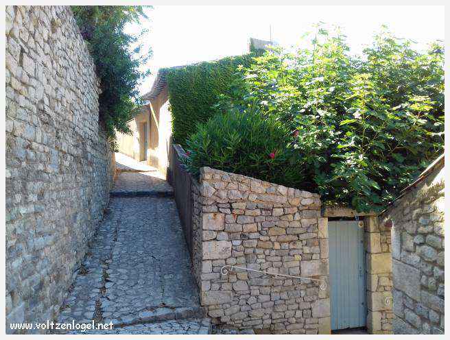 Vue panoramique sur Séguret, village provençal fortifié au charme intemporel.