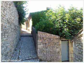Séguret au pied du Mont Ventoux. Séguret cité fortifié du Moyen-Age, le château féodal
