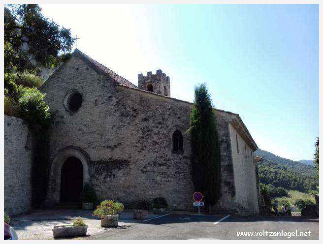 Vue panoramique sur Séguret, village provençal fortifié au charme intemporel.