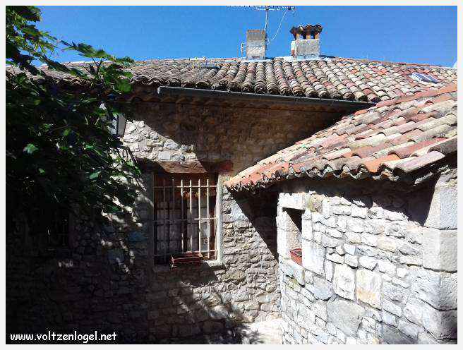 Vue panoramique sur Séguret, village provençal fortifié au charme intemporel.