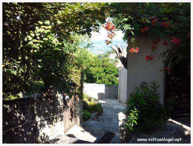 Vue panoramique sur Séguret, village provençal fortifié au charme intemporel.