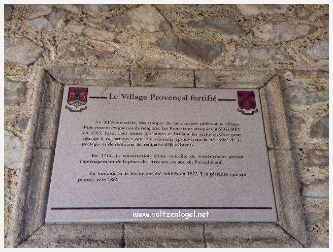 Vue panoramique sur Séguret, village provençal fortifié au charme intemporel.