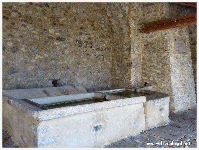 Vue panoramique sur Séguret, village provençal fortifié au charme intemporel.