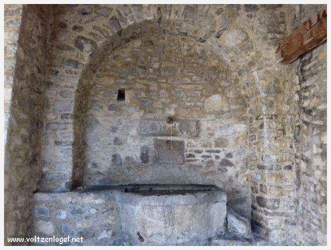 Vue panoramique sur Séguret, village provençal fortifié au charme intemporel.