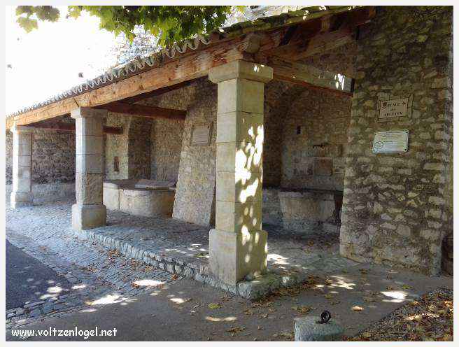 Vue panoramique sur Séguret, village provençal fortifié au charme intemporel.