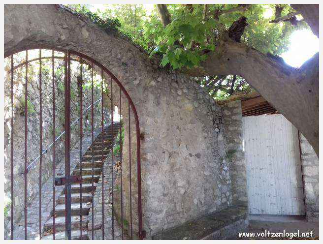 Vue panoramique sur Séguret, village provençal fortifié au charme intemporel.