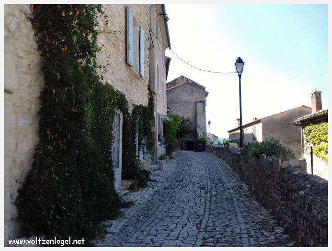 Vue panoramique sur Séguret, village provençal fortifié au charme intemporel.
