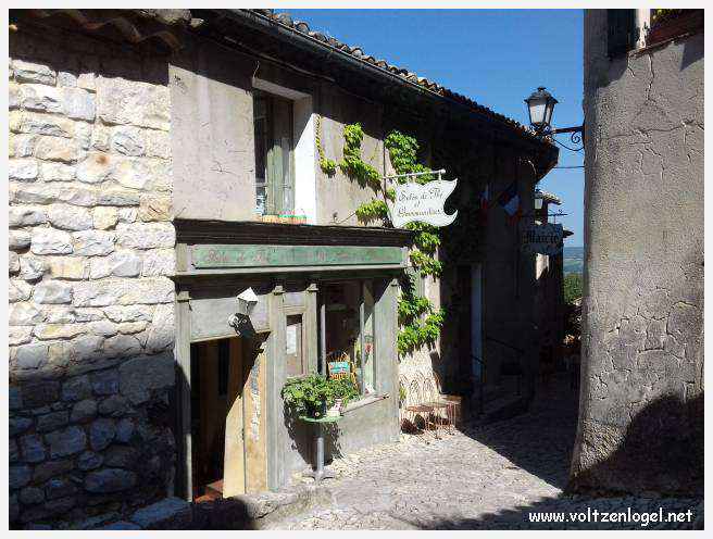 Vue panoramique sur Séguret, village provençal fortifié au charme intemporel.