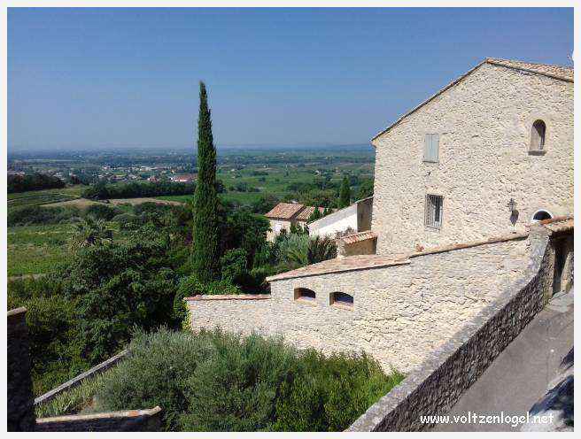Vue panoramique sur Séguret, village provençal fortifié au charme intemporel.