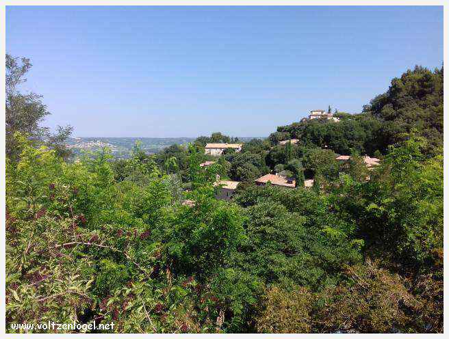 Vue panoramique sur Séguret, village provençal fortifié au charme intemporel.