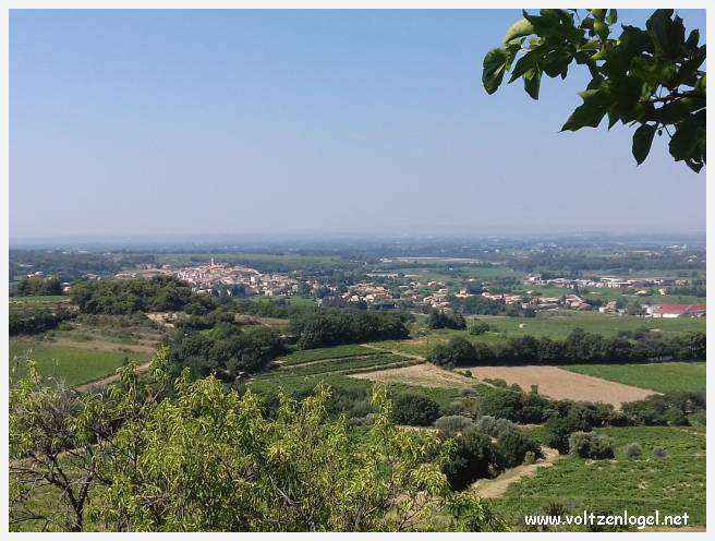 Vue panoramique sur Séguret, village provençal fortifié au charme intemporel.