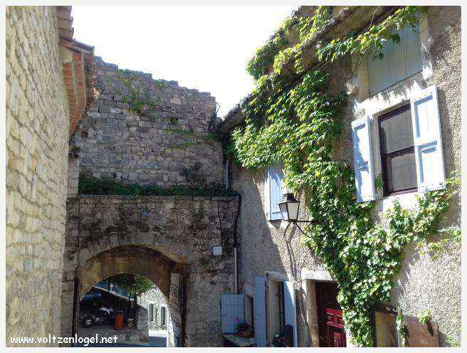 Vue panoramique sur Séguret, village provençal fortifié au charme intemporel.