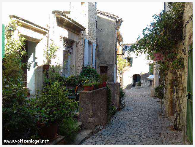 Vue panoramique sur Séguret, village provençal fortifié au charme intemporel.