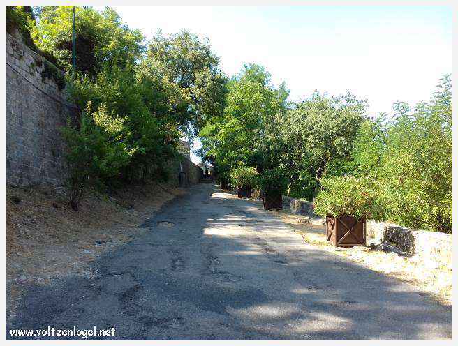 Vue panoramique sur Séguret, village provençal fortifié au charme intemporel.