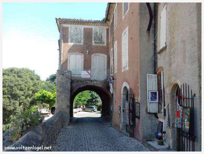 Vue panoramique sur Séguret, village provençal fortifié au charme intemporel.